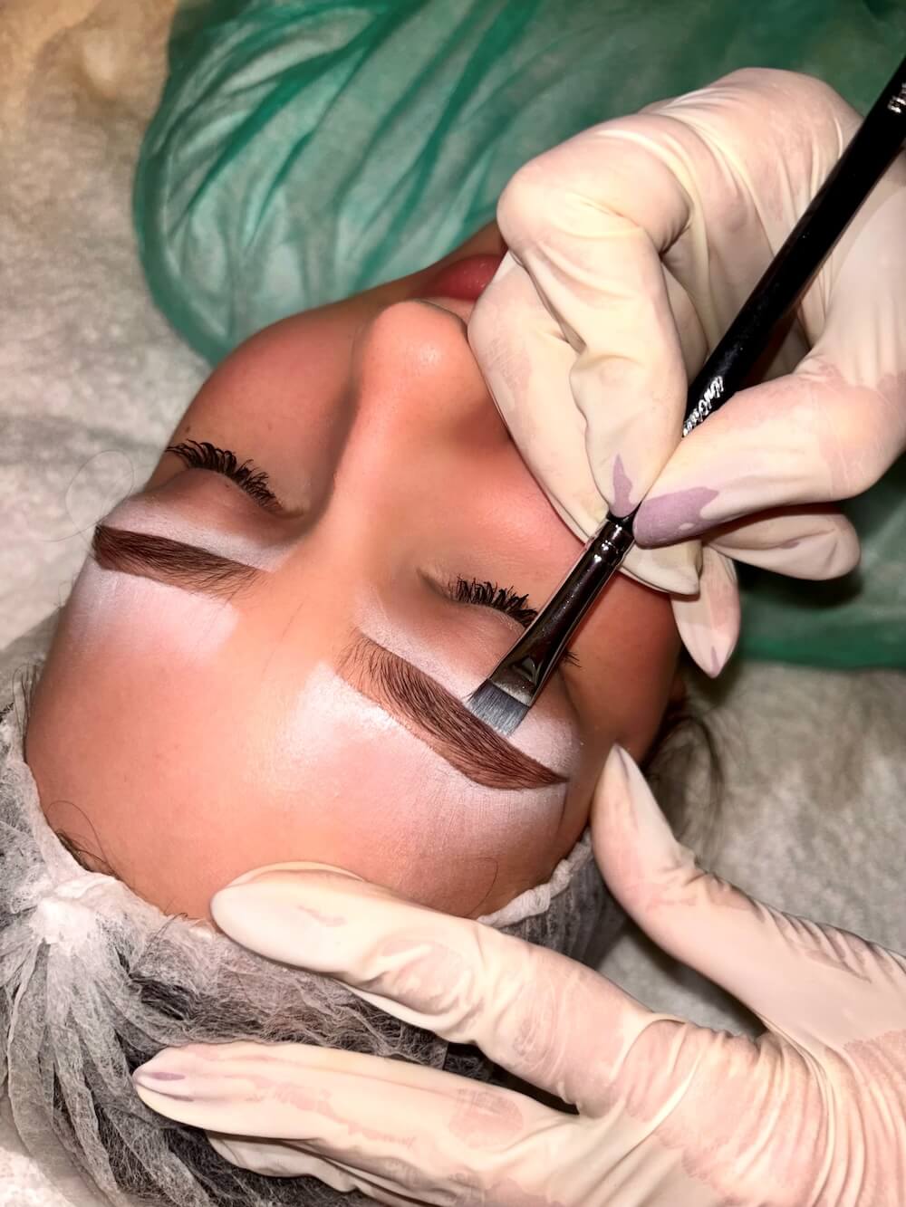 Curs “Powdered Brow” – Tehnica perfectă pentru sprâncene pudrate și naturale