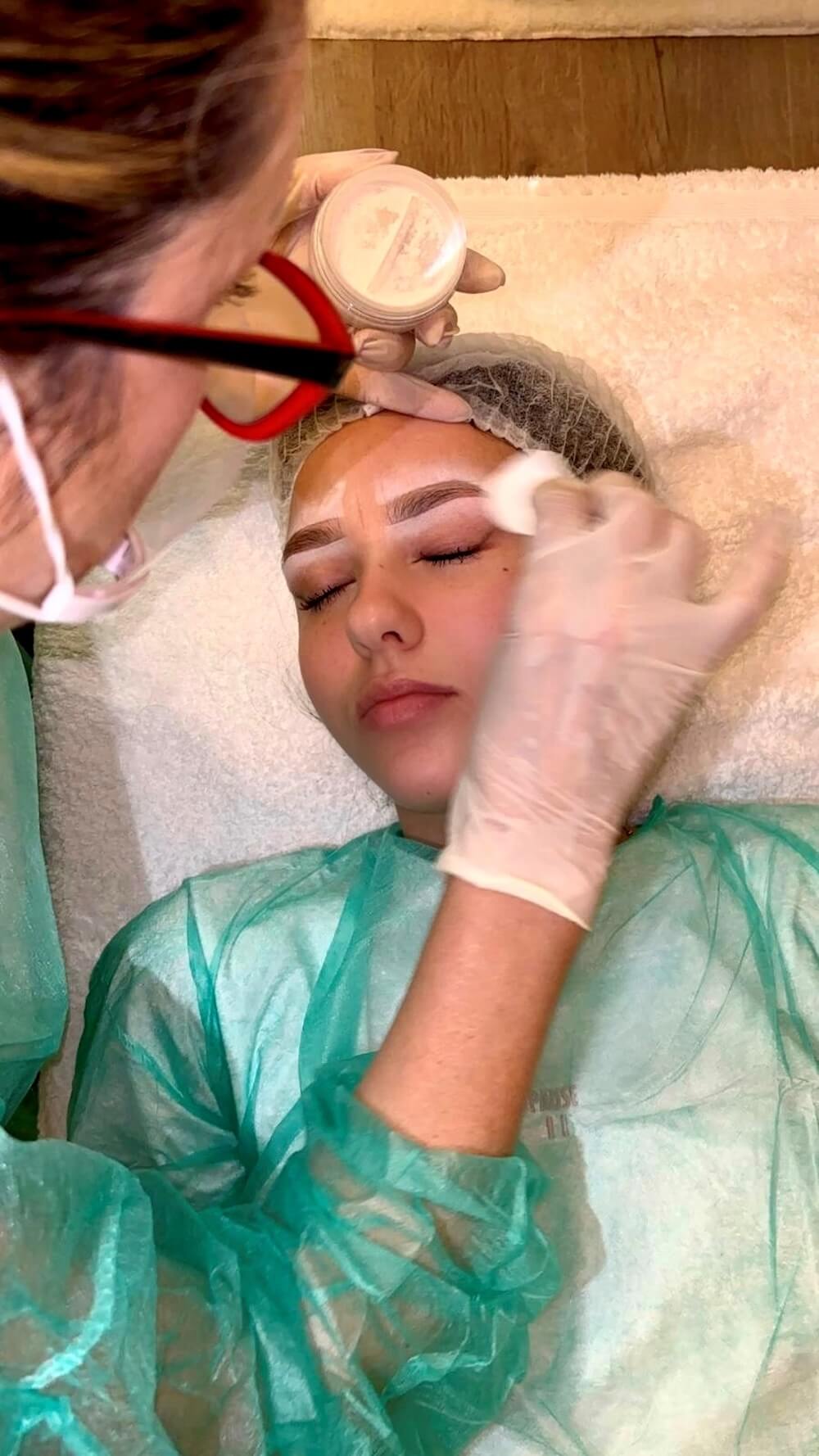 Curs complet “Realistic Brows” – Perfecționează-ți tehnica în micropigmentare!